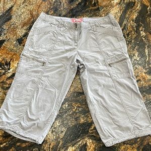 Capri, 100% cotton, gray, six pockets, lightweight, drawstring cuffs, Size 18